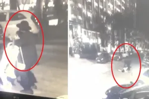 ब्लैक कोट-पैंट और टोपी लगाए हमलावर ने महिला को चाकू से गोदा, घटना सीसीटीवी कैमरे में कैद 