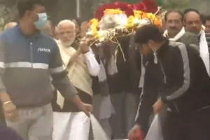 प्रधानमंत्री नरेंद्र मोदी की मां हीरा बा का निधन... अंतिम यात्रा में प्रधानमंत्री दे रहे कंधा