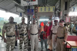 कुर्ला में पुलिसकर्मियों ने २ साल कि बच्ची को मिलाया अपने अभिभावकों से...