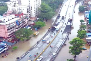 मुंबई में परेल हिंदमाता के पास हाइवे पर पादचारी पुल का निर्माण...