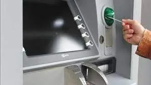 जानबूझकर ATM Card को एटीएम मशीन में अटकाने का काम कर रहा था एक गिरोह... मदद के बहाने लोगों को लूटे पैसे