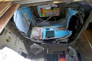 पनवेल में ताश के पत्ते की तरह गिरे इमारत के स्लैब...12 साल के बच्चे की मौत