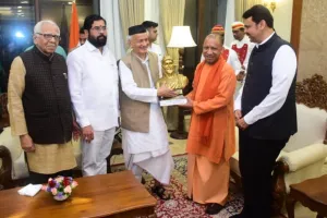 मुंबई में सीएम योगी ने महाराष्ट्र के गवर्नर से की मुलाकात... एकनाथ शिंदे-फडणवीस भी रहें मौजूद