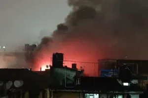 मस्जिद बंदर इलाके की दो मंजिला बिल्डिंग में लगी आग... किसी के घायल होने की खबर नहीं