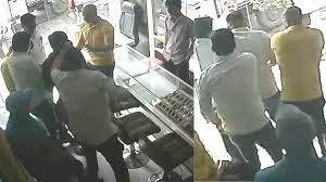 ठाणे में पुलिस अधिकारी की गुंडागर्दी...ज्वेलरी कर्मचारी को दिनदहाड़े पीटा