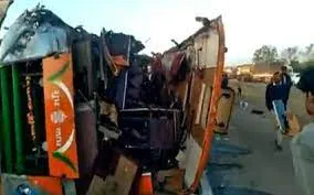 महाराष्ट्र में साईं बाबा के दर्शन के लिए जा रहे थे यात्री बस और ट्रक के बीच हुई टक्कर...10 लोगों की मौत, कई घायल