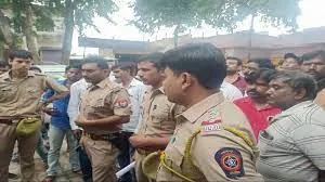 मुंबई में एक पूर्व सैन्यकर्मी ने राज्य सचिवालय के बाहर आत्मदाह की कोशिश की... पुलिस ने समय रहते हिरासत में लिया