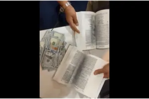 मुंबई के अंतर्राष्ट्रीय हवाईअड्डे से किताबों के पन्नों में छुपाए थे 90,000 अमेरिकी डॉलर... कस्टम विभाग ने दो विदेशियों को दबोचा 