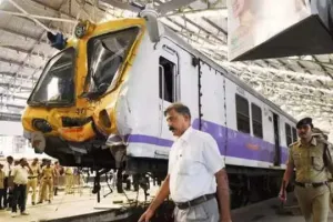 पालघर जिले के नायगांव स्टेशन पर क्रेन का हुक लोकल ट्रेन से टकराया...