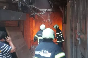 धारावी के अशोक मिल परिसर में कपड़ा इकाइयों में लगी आग...  बुजुर्ग महिला की मौत