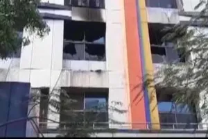  महाराष्ट्र के ठाणे में एक भवन में लगी आग, एक बच्चे समेत 13 लोगों की बचाई जा