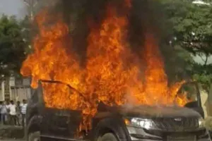 मुंबई में एक शख्स ने कर्मचारी से बदला लेने के लिए शख्स ने दो SUV कार में लगाई आग... कॉन्ट्रैक्ट टूट जाने पर रची थी साजिश