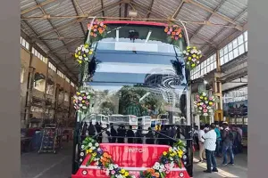 मुंबई की सड़कों पर देश की पहली इलेक्ट्रिक AC डबल डेकर बस!