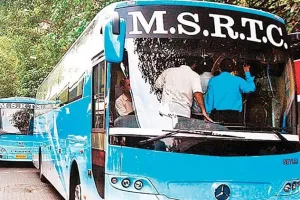 लातूर में बेवड़े कंडक्टर का गजब कारनामा... शराब पीने के लिए बीच सड़क पर यात्रियों से भरी बस छोड़कर हुआ फरार