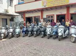 मुंबई के मुलुंड में  23 साल के चोर के पास से साढ़े सात लाख की 15 स्कूटी जब्त... पुलिस के हत्थे चढ़ा शातिर