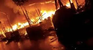 महाराष्ट्र के ठाणे शहर में गोदाम में आग लगने से पैकेजिंग सामग्री नष्ट... 