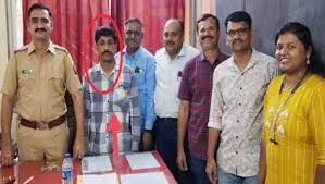 फिल्मी स्टाइल में 15 वर्षों से फरार आरोपी गिरफ्तार... पुलिस ने LIC एजेंट बनकर किया अरेस्ट