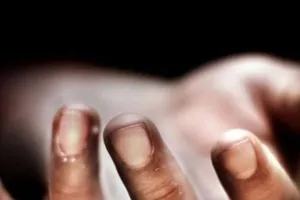 मुंबई के जुहू बीच इलाके में पेड़ पर लटकी मिली लाश... जांच में जुटी पुलिस