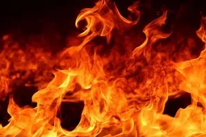 दादर इलाके में सिद्घिविनायक मंदिर के पास मेट्रो स्टेशन के शेड में लगी भयंकर आग... मौके पर दमकल की गाड़ी 