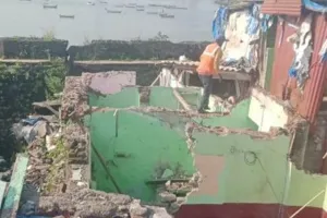 मुंबई : माहिम किला के पास बने झोपड़े को मनपा ने किया निष्काशित...झोपड़ा धारकों को मनपा उपलब्ध कराएगी घर