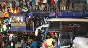 बांग्लादेश की राजधानी ढाका में ट्रेन ने बस को मारी टक्कर... फंसकर 200 गज तक घिसटती रही