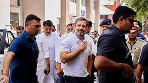 महाराष्ट्र विधानसभा में राहुल गांधी के पोस्टर को चप्पलों से मारने पर विवाद...