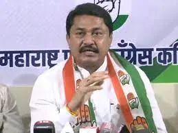 लोकल ट्रेन में रोमांस, वीडियो वायरल... सार्वजनिक जगहों अश्लीलता, कार्रवाई की मांग