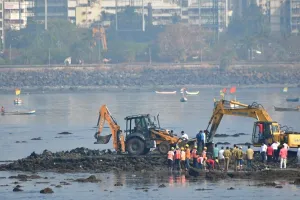 राज ठाकरे ने अपने भाषण में उठाया था दरगाह का मुद्दा, माहिम समुद्र तट पर बनी 'रहस्यमयी दरगाह' पर चला बुलडोजर!