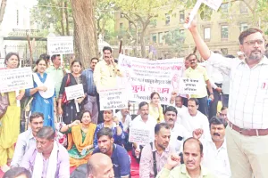 हड़ताल से सरकारी अस्पताल बेहाल...  जेजे अस्पताल ने मनपा अस्पतालों के स्वास्थ्यकर्मियों का सहारा लिया