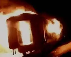 पड़ोसी मुल्क पाकिस्तान की पैसेंजर ट्रेन में लगी आग... चार बच्चों समेत 7 लोगों की गई जान