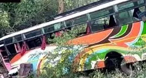 महाराष्ट्र के रायगढ़ में सड़क से नीचे उतर गड्ढे में गिरी बस... 12 की मौत, 25 से ज्यादा घायल
