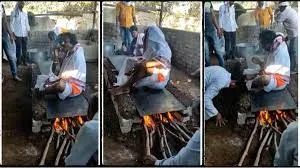 अंधविश्वास ! ये बाबा गर्म तवे पर बैठकर देता है आशीर्वाद, दूसरा बाबा करता है ये कारनामा...