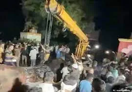 महाराष्ट्र के अकोला में बारिश से बड़ा हादसा... मंदिर की शेड पर पेड़ गिरने से 7 की मौत, 30 लोग घायल