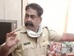 पुलिस की वर्दी तो पहन ली, मालूम ना था लगते हैं कितने सितारे...असली खाकी वर्दी वालों ने किया गिरफ्तार