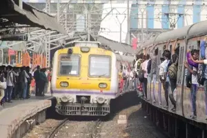 लोकल ट्रेन के गेट पर दबंगई कर खड़े रहनेवाले यात्रियों पर रेलवे सख्त !