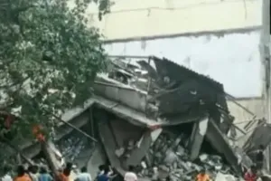 मुंबई के भिवंडी के पास एक दुमंजिला इमारत भरभराकर ढही... 20 लोग फंसे