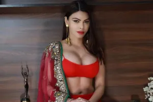 एक्ट्रेस शर्लिन चोपड़ा ने एयरपोर्ट पर जैकेट उतारकर फ्लॉन्ट किए अपने एब्स...