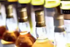लग्जरी गाड़ी में हरियाणा से लेकर तड़के आया अवैध शराब, द्वारका में ATS ने दबोचा, 2000 क्वार्टर शराब जब्त