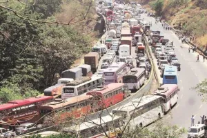 मुंबई-पुणे एक्सप्रेस-वे पर शनिवार को लगा १० किलोमीटर लंबा जाम