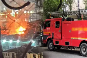 मुंबई : बांद्रा की झुग्गी झोपड़ियों में लगी भीषण आग, मौके पर दमकल की 10 गाड़ियां मौजूद 