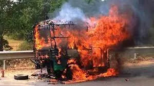 ठाणे में डिवाइडर से टकराने के बाद ऑटो में लगी आग... गाड़ी में सवार महिला की मौत, ड्राइवर भी झुलसा