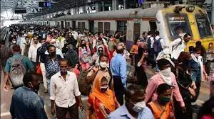 मुंबई लोकल में दिव्यांग कोच में यात्रियों की भीड़, ४,००० सामान्य यात्रियों के खिलाफ कार्रवाई...