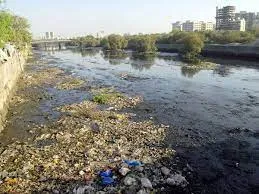 मीठी नदी का कीचड़ निकालने तीन शिफ्ट में चल रहा काम...