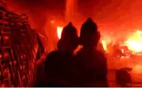 महाराष्ट्र में पुणे शहर के गोदाम में आग लगने से तीन लोगों की मौत !