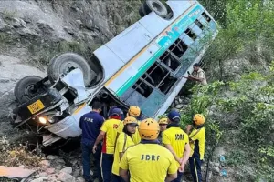 हरिद्वार में 41 सवारियों से भरी बस खाई में गिरी, मासूम समेत दो की मौत