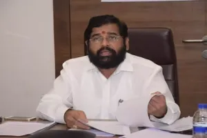 CM शिंदे के घर के सामने ऑटो रिक्शा चालक ने की खुद को आग लगाने की कोशिश, पुलिस ने बचाया