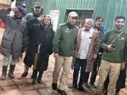 एशिया की सबसे ऊंची गोंडोला केबल कार में आई खराबी, बर्फीली चोटी पर फंसे 250 पर्यटक, ऐसे सुरक्षित निकाले गए