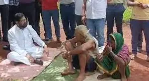 जब काफिला रोककर बुजुर्ग किसान दंपती के पास जमीन पर बैठ गए एकनाथ शिंदे, जानिए सीएम ने ऐसा क्यों किया?