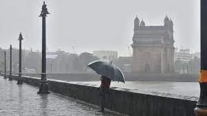 मुंबई में बारिश से तरबतर हुए मुंबईकर, गर्मी से राहत मिलते ही खुशी से झूमे लोग