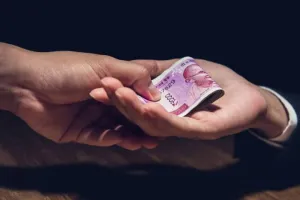 ACB ने उरण पुलिस थाने से जुड़ी एक महिला पुलिस सब-इंस्पेक्टर को 50 हजार रुपये रिश्वत लेते गिरफ्तार किया